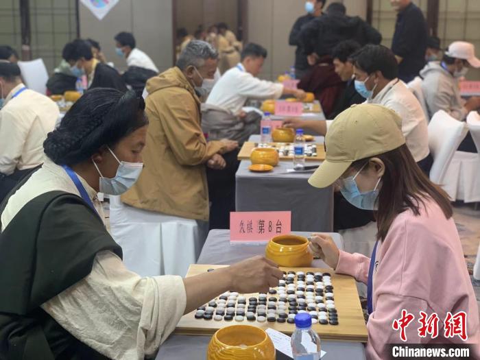 圖為參賽選手正在進(jìn)行藏棋對(duì)弈?！≈x牧 攝
