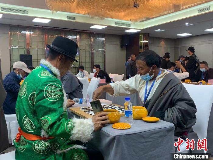 圖為參賽選手正在進(jìn)行藏棋對(duì)弈?！≈x牧 攝