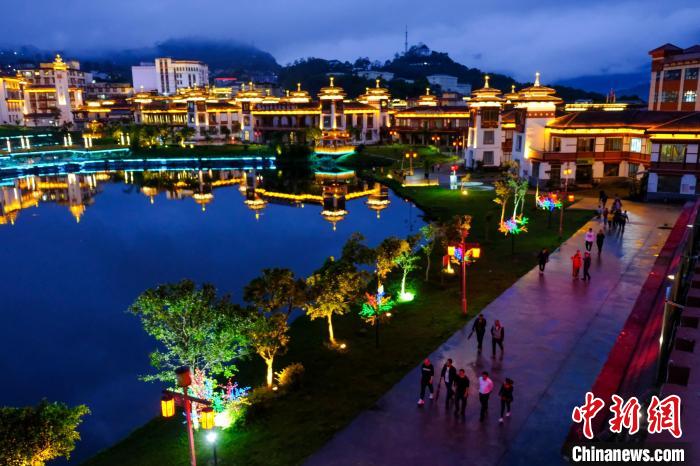 圖為2021年5月18日，西藏自治區(qū)墨脫縣城入夜，昔日的“高原孤島”如今面貌一新。　江飛波 攝