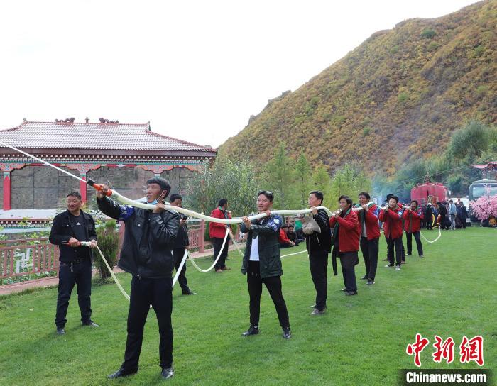 圖為護林員體驗架設(shè)水泵。　昌都市森林消防支隊 供圖