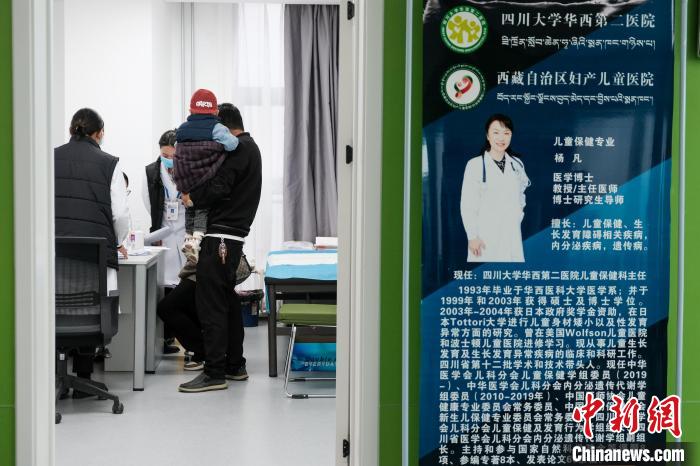 圖為四川大學(xué)華西第二醫(yī)院專家接診?！〗w波 攝