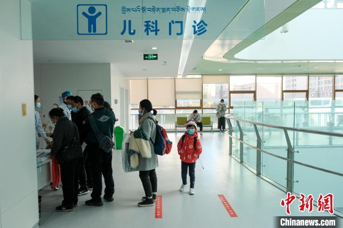 圖為兒科義診接診現(xiàn)場(chǎng)?！〗w波 攝