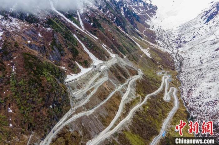 圖為嘎隆拉隧道南段，穿過該隧道后便正式進入了墨脫縣范圍。