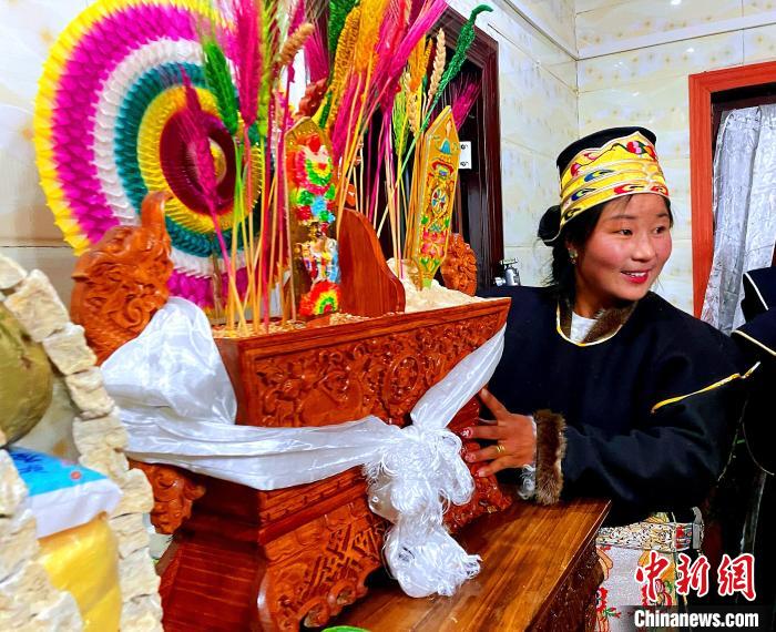圖為藏族姑娘端著吉祥切瑪?！∪轿木?攝