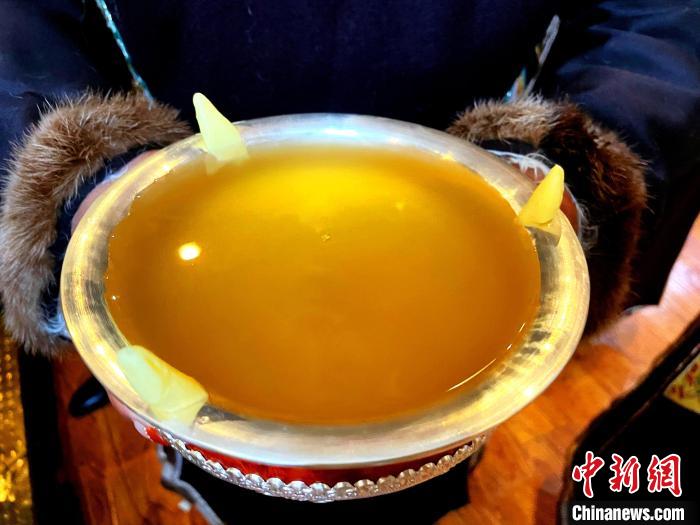圖為青稞酒?！∪轿木?攝