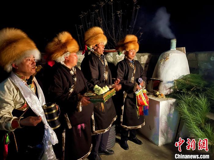 圖為除夕之夜進(jìn)行的驅(qū)鬼儀式?！∪轿木?攝
