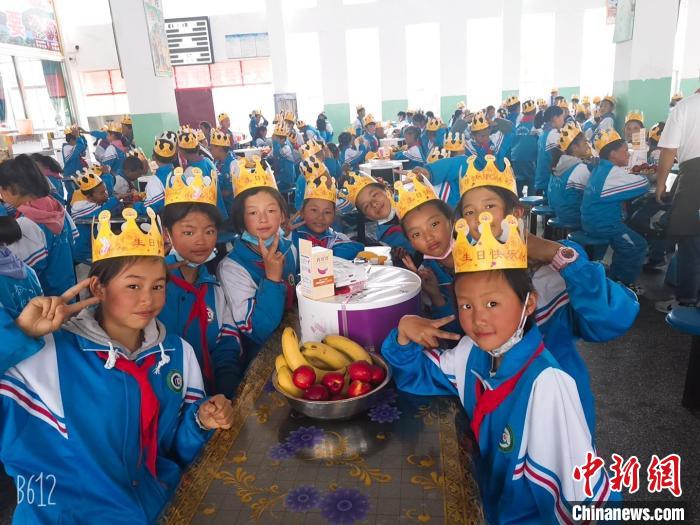 圖為加查縣安繞鎮(zhèn)小學(xué)學(xué)生集體過六一兒童節(jié)?！“怖@鎮(zhèn)小學(xué)供圖