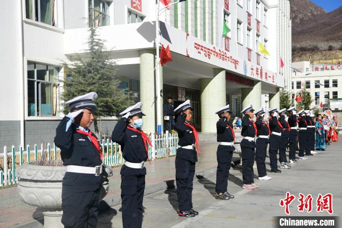 圖為加查縣安繞鎮(zhèn)小學(xué)學(xué)生爭(zhēng)當(dāng)“小交警”體驗(yàn)交警工作?！∝暩聛硭?攝