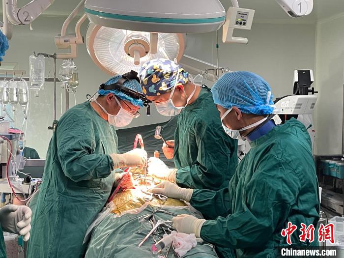 圖為在北京援藏醫(yī)療隊專家指導(dǎo)下，多項新技術(shù)使用到脊柱疾病的手術(shù)中。(資料圖) 拉薩市人民醫(yī)院脊柱外科供圖