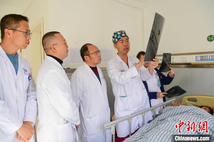 圖為醫(yī)療援藏專家何蔚(站右二)與馮敬云(左二)、廖濤(左三)等人討論患者病情。(資料圖) 貢嘎來松 攝