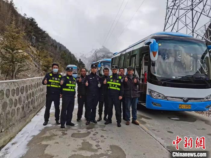 救援成功后，司機(jī)們與邊境派出所民警合影?！±罱ǚ?攝