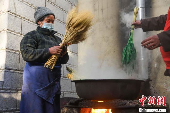 圖為拉薩手藝人制作年貨“羅薩梅朵”?！∝暩聛硭?攝