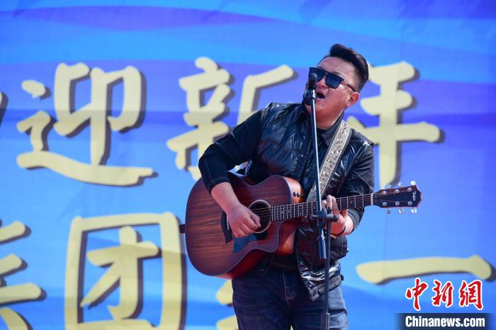 圖為文藝匯演現(xiàn)場(chǎng)?！∝暩聛?lái)松 攝