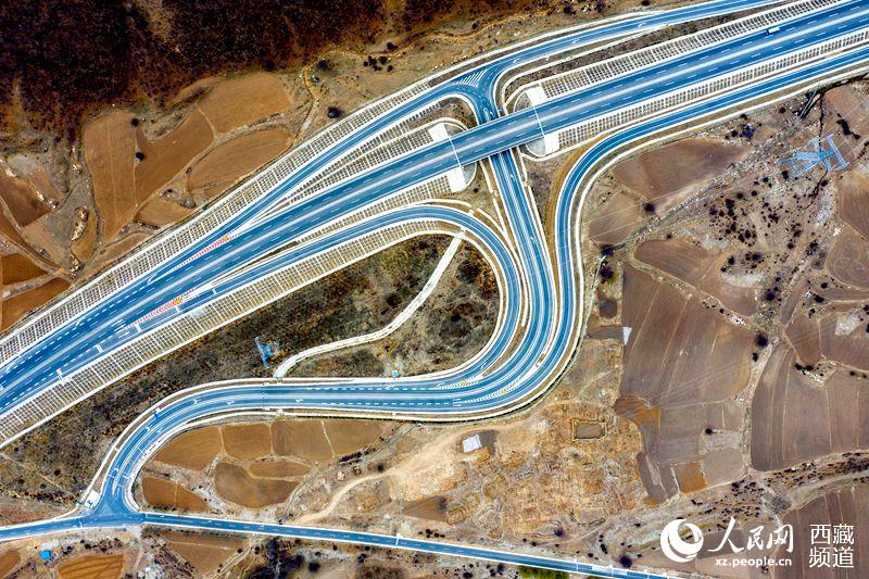 拉林高等級(jí)公路。徐馭堯攝