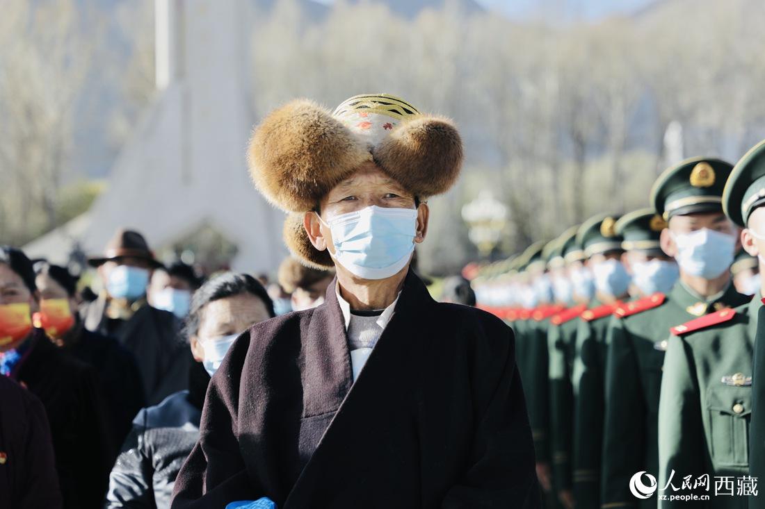 群眾代表們參加升旗儀式現(xiàn)場(chǎng)。人民網(wǎng) 次仁羅布 攝