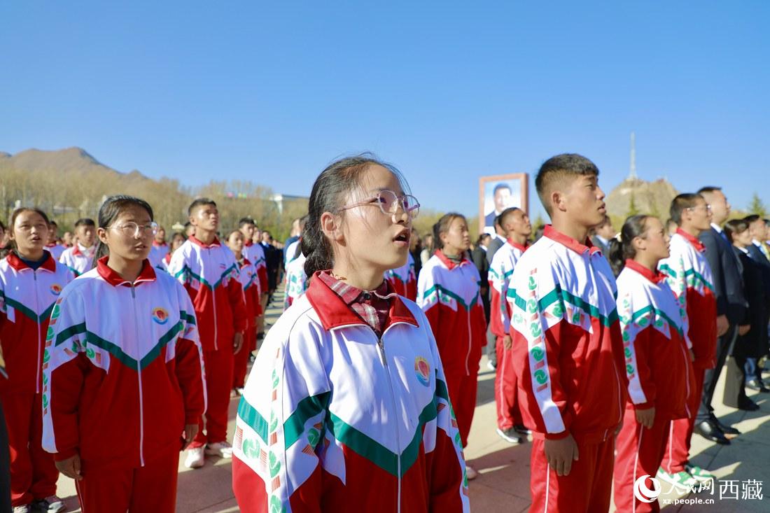 全體奏唱國(guó)歌。人民網(wǎng) 次仁羅布攝