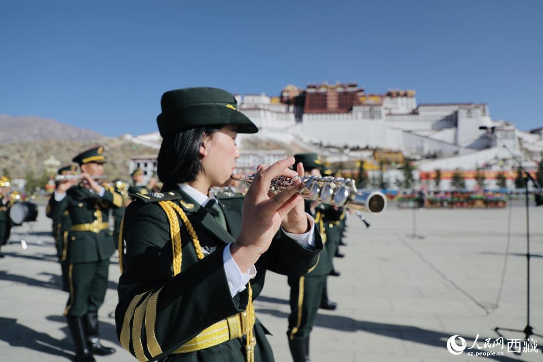 軍區(qū)文工團(tuán)奏響國(guó)歌。人民網(wǎng) 次仁羅布攝