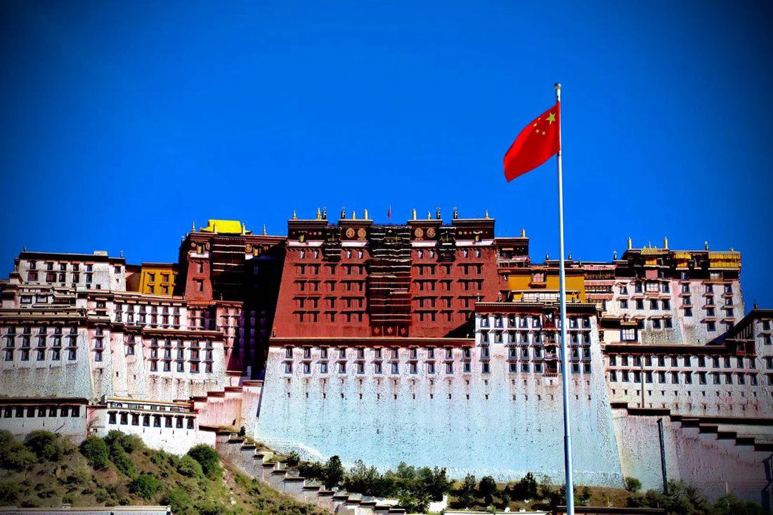 五星紅旗迎風(fēng)飄揚(yáng)。人民網(wǎng) 次仁羅布攝