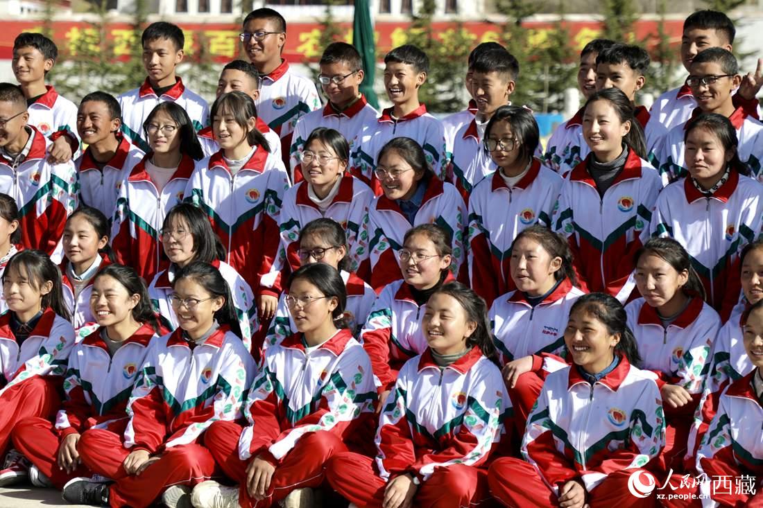 學(xué)生代表們合影留念。人民網(wǎng) 次仁羅布攝