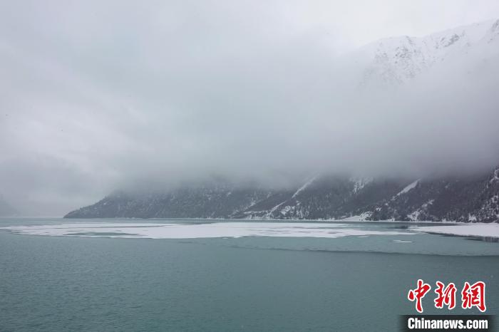 然烏湖春雪飄落。　冉文娟 攝