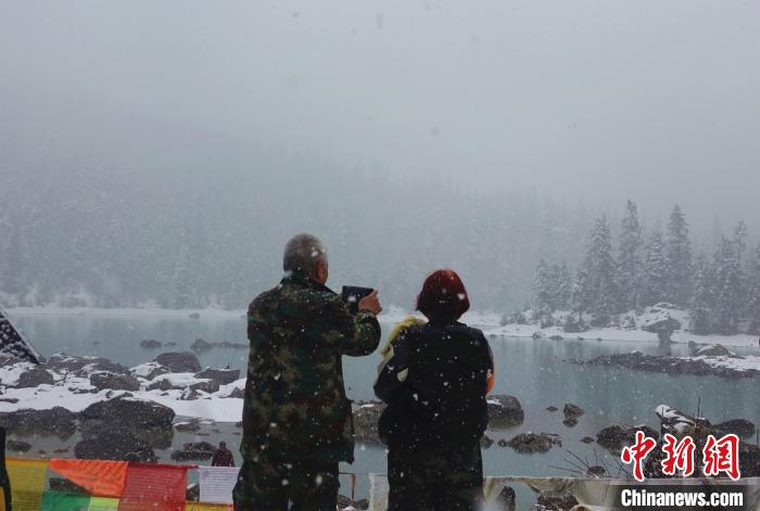 游客欣賞雪中然烏湖?！∪轿木?攝