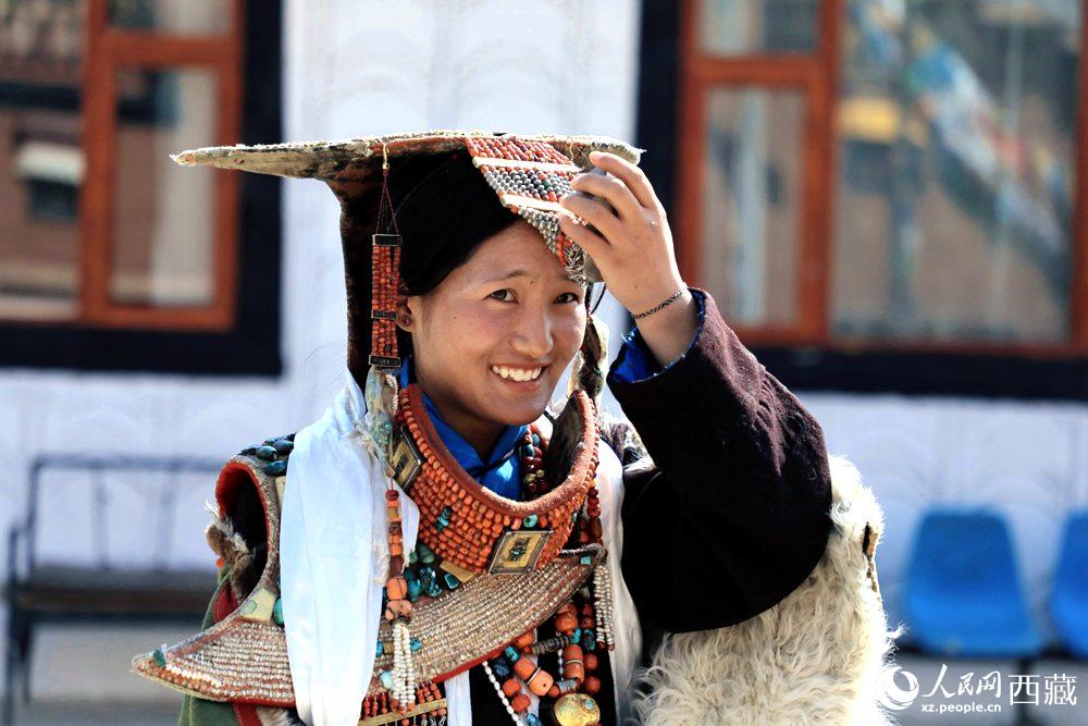 身著“飛天服飾”的普蘭少女。人民網(wǎng) 李海霞攝