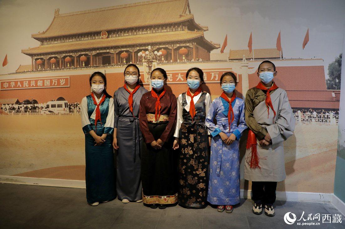 拉薩市北京實驗中學的小講解員們。人民網 次仁羅布攝