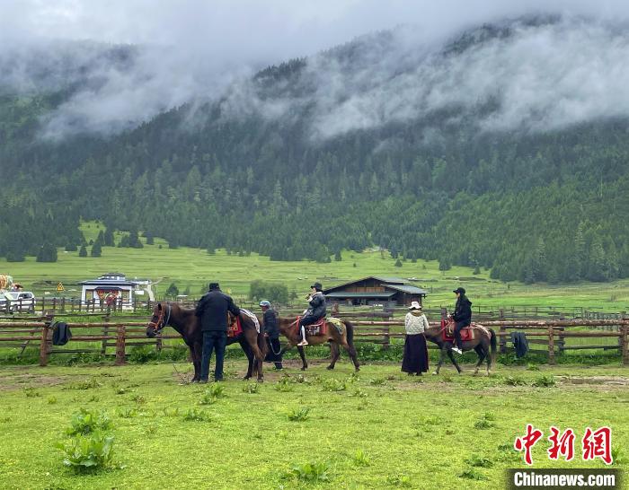 6月10日，游客在魯朗小鎮(zhèn)高山牧場景區(qū)體驗(yàn)騎馬?！∪轿木?攝