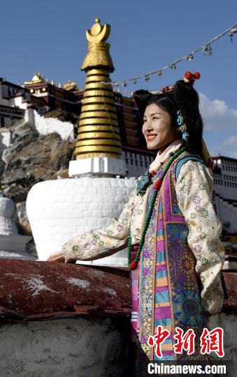 西藏自治區(qū)級非遺項目——拉薩服飾，圖為舊時拉薩貴族婦女的裝扮。