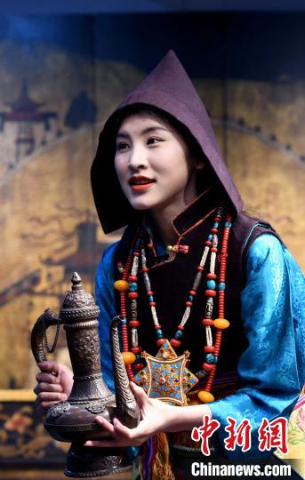 圖為西藏自治區(qū)級非遺項目——山南浪卡子縣的羊卓服飾?！±盍?攝