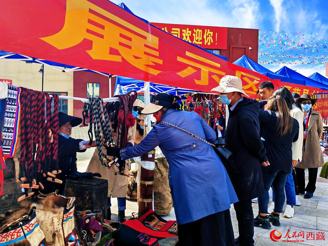 技能大賽現(xiàn)場引來不少客戶。人民網 李海霞攝