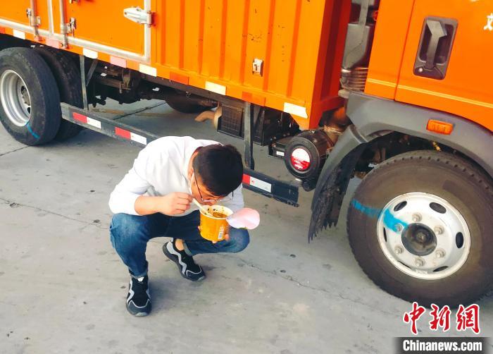 由于沿路疫情原因，閆光宇和朋友只能在服務(wù)區(qū)簡餐?！∴嵟?攝
