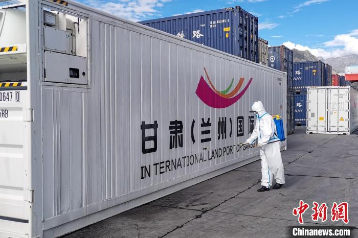 9月9日，甘肅省援助拉薩700噸生活物資“乘冷鏈專列”抵達(dá)拉薩?！F青藏集團(tuán)有限公司拉薩車務(wù)段 供圖