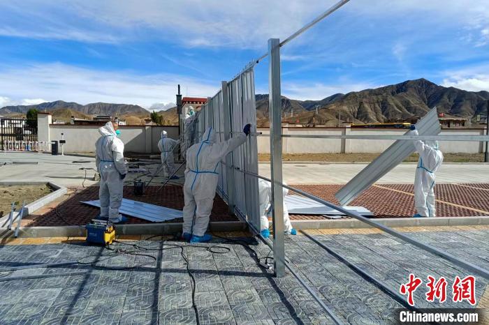 西藏金塔建設(shè)集團有限公司職工支援日喀則方艙建設(shè)?！∈茉L者供圖
