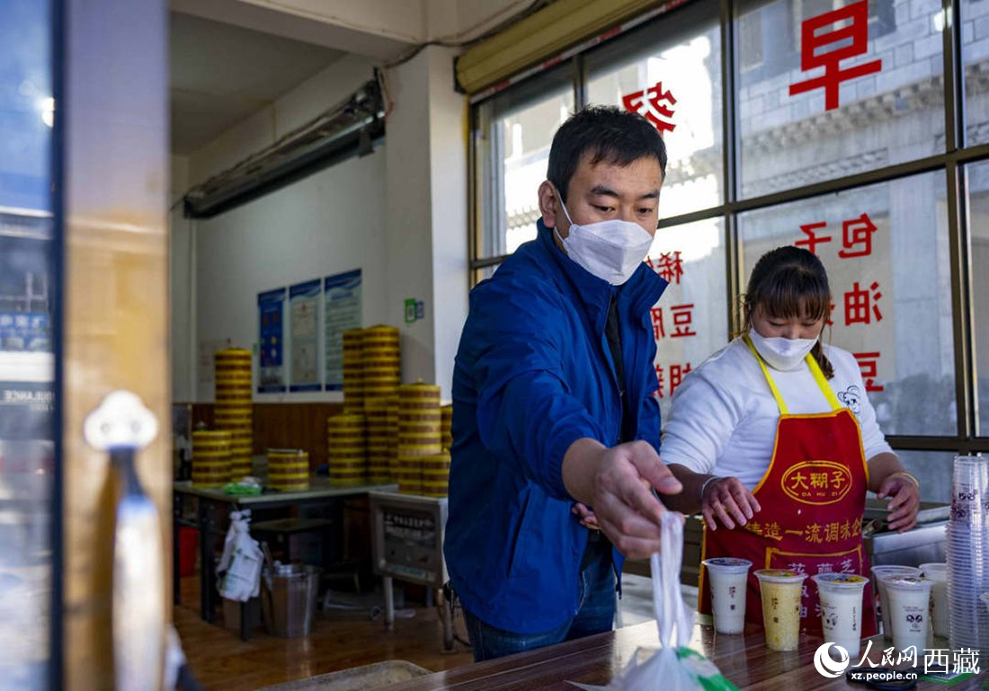 市民購買早餐。人民網(wǎng) 次仁羅布攝