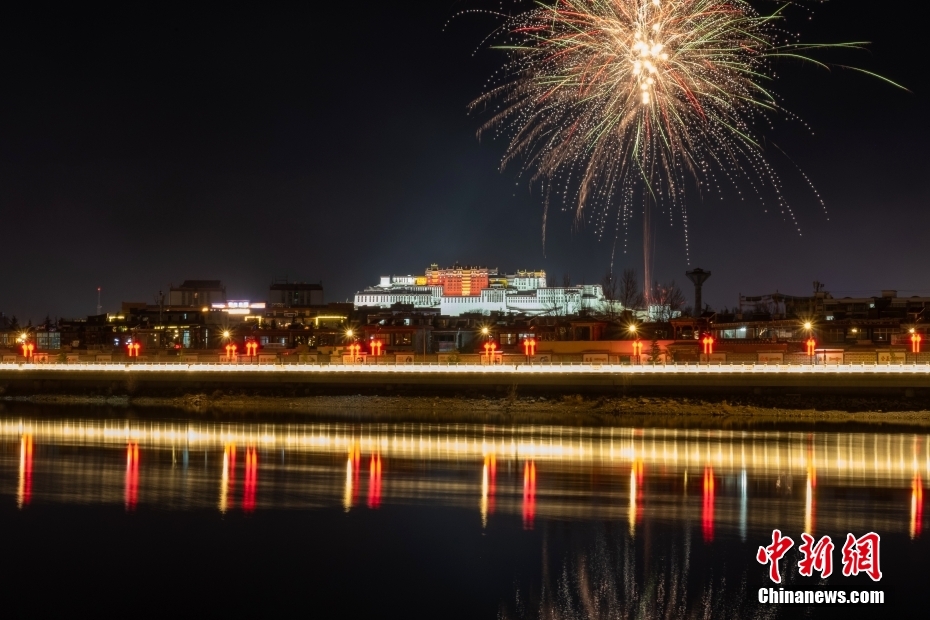 資料圖為2022年3月1日，拉薩迎來藏歷新年“古突夜”，煙花與被燈光照亮的布達(dá)拉宮交相輝映。 <a target='_blank' href='/'><p  align=