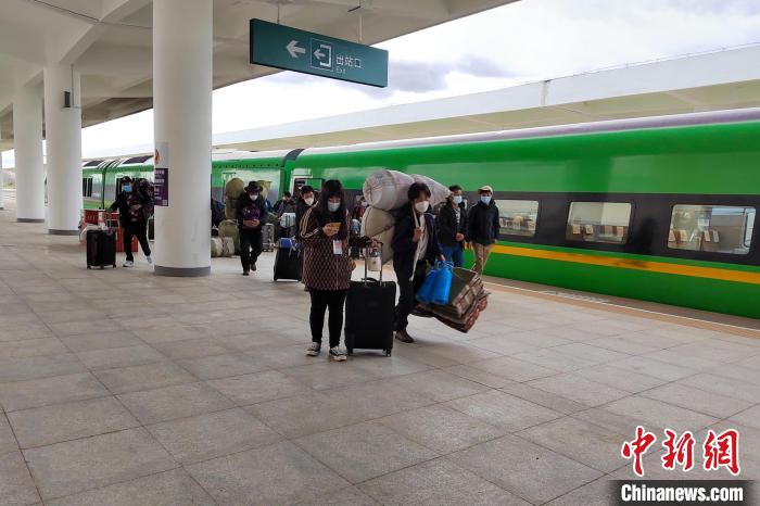 10月6日，乘客乘復(fù)工專列抵達(dá)日喀則?！±_車務(wù)段 供圖