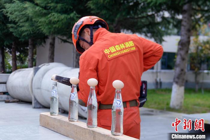 西藏林芝森林消防技能大練兵現(xiàn)場，消防員使用液壓鉗夾取雞蛋。　楊永龍 攝