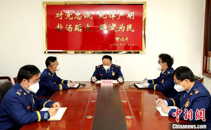 圖為西藏森林消防總隊在二十大開幕會結(jié)束后組織學(xué)習討論?！∥鞑厣窒揽傟牴﹫D