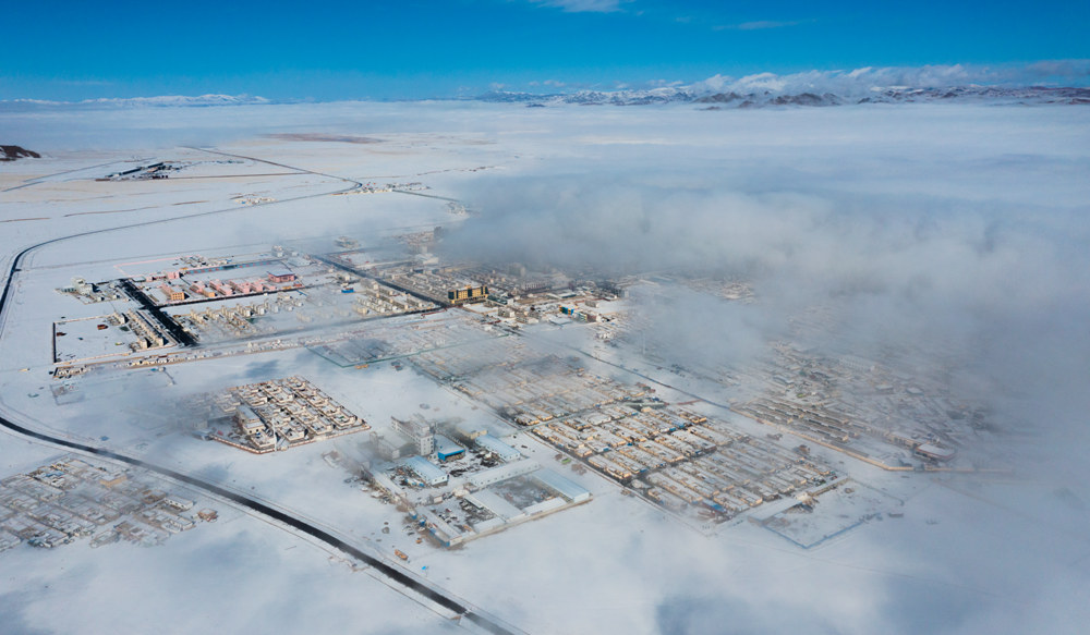 西藏阿里地區(qū)改則縣迎來(lái)初雪，銀裝素裹，美如畫(huà)卷。