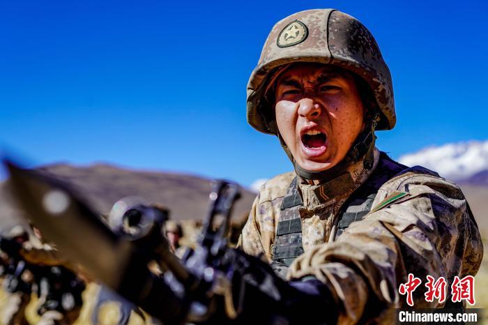 官兵正在進(jìn)行刺殺操訓(xùn)練?！∥鞑厣侥宪姺謪^(qū)某團(tuán)供圖