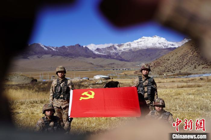 指導(dǎo)員楊磊帶領(lǐng)官兵重溫入黨誓詞?！∥鞑厣侥宪姺謪^(qū)某團(tuán)供圖