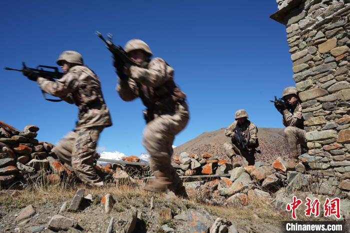 官兵正在進(jìn)行戰(zhàn)術(shù)綜合訓(xùn)練。　西藏山南軍分區(qū)某團(tuán)供圖