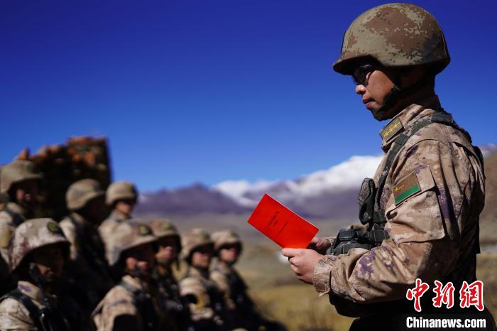 訓(xùn)練間隙，楊磊正在為官兵作宣講?！∥鞑厣侥宪姺謪^(qū)某團(tuán)供圖