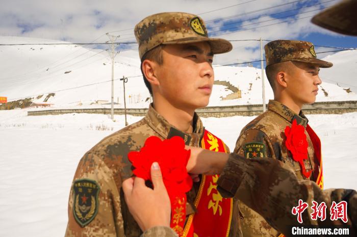退伍老兵合照留念?！∥鞑厣侥宪姺謪^(qū)某團(tuán)供圖