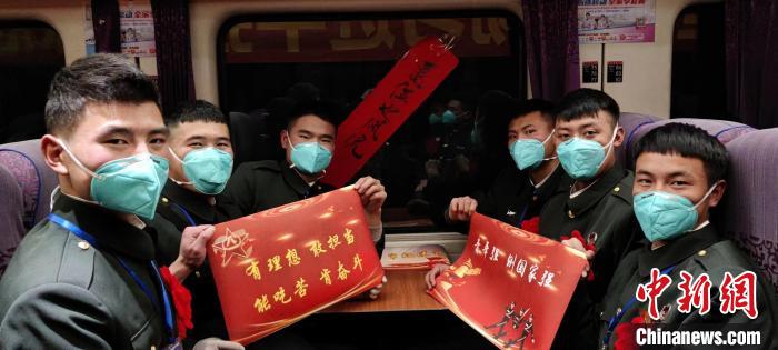 退伍老兵在退伍專列上合影留念?！∥鞑厣侥宪姺謪^(qū)某團(tuán)供圖