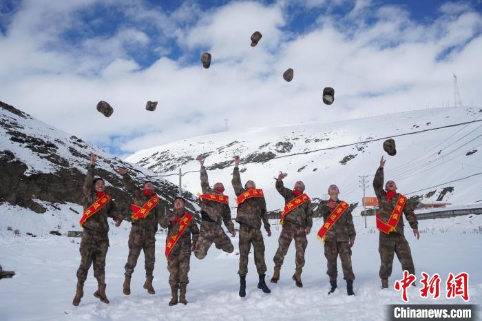退伍老兵飛帽留念。　西藏山南軍分區(qū)某團(tuán)供圖