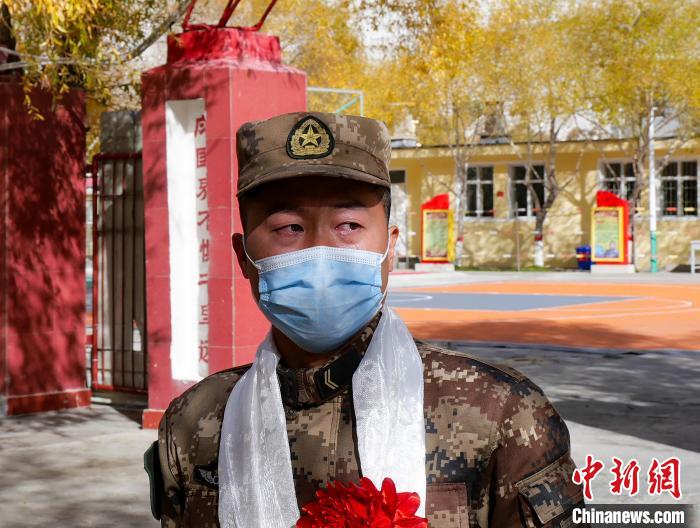圖為什布奇邊防連退伍老兵臨別前再看一眼連隊?！詵| 攝