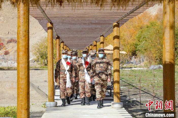 圖為什布奇邊防連退伍老兵臨別前再看一眼連隊。　劉曉東 攝