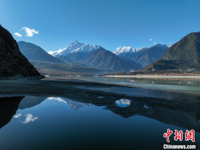西藏林芝雅魯藏布江和遠(yuǎn)處的雪山?！《拘?攝